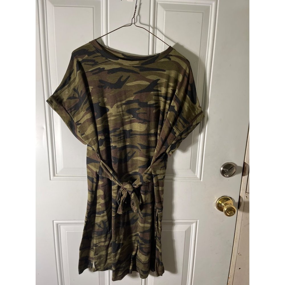 Hayden Los Angeles short sleeved scoop neck camouflage tee dress size Medium